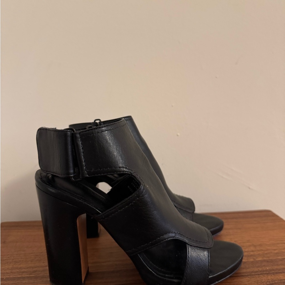 Pour La Victoire Black Heels Sleek Design
